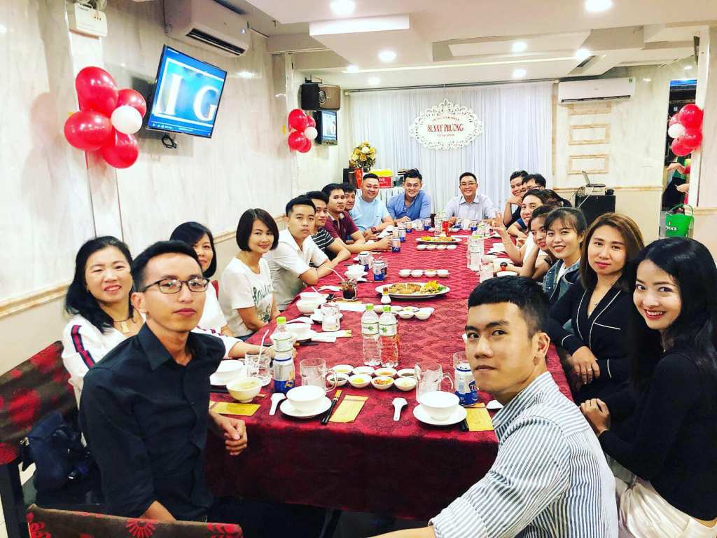 Tập thể nhân viên cùng chụp ảnh lưu niệm mừng Sinh nhật sếp Phan Tấn Nhất Phương 