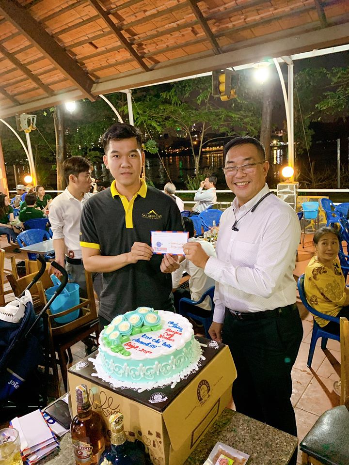 Sếp Phương chúc mừng nhân viên có sinh nhật của tháng