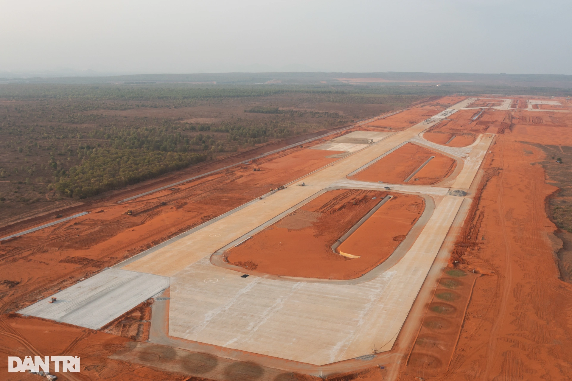 Sân bay Phan Thiết là sân bay lưỡng dụng, phục vụ mục đích quân sự và hàng không dân dụng được xây dựng vào tháng 1/2015 tại địa bàn xã Thiện Nghiệp (thành phố Phan Thiết, Bình Thuận) theo hình thức BOT (xây dựng-kinh doanh-chuyển giao). Nguồn : Dân Trí